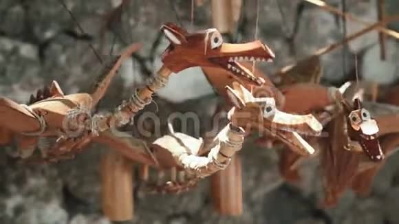 木制的龙玩具串起来卖街头的视频的预览图