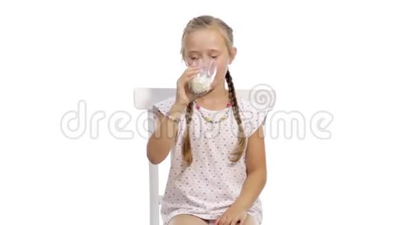 有趣的女孩喝牛奶视频的预览图