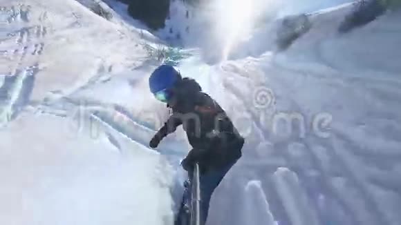 滑雪者骑在雪山上视频的预览图