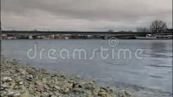时间流逝与德国接壤的莱茵河和瑞士的另一边在后台后面视频的预览图