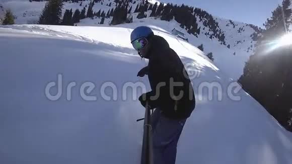 滑雪者骑在雪山上视频的预览图