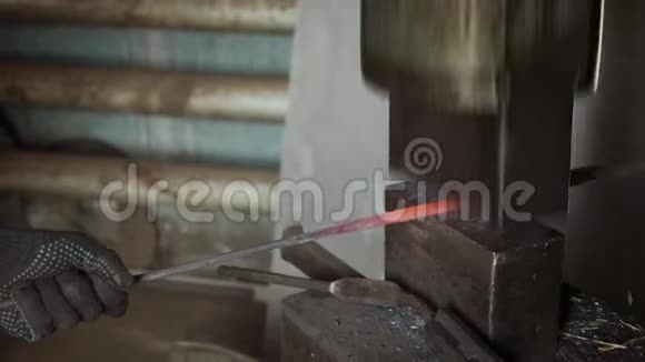 铁匠拿着蜡烛铁锭用气动锤锻造视频的预览图