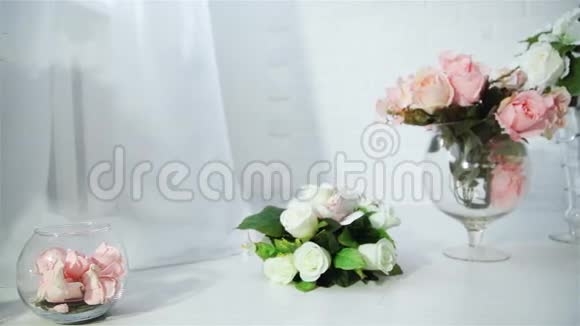 白色的灯光房间里有一束玫瑰花站在地板上视频的预览图