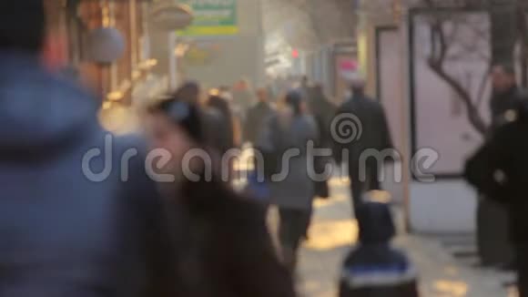 佚名人行走在背景金色晚霞的城市离焦录像视频的预览图