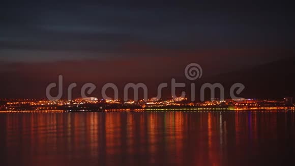 时光流逝美丽的夜空笼罩着夜城和大海视频的预览图