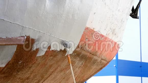 工人在港口船厂油漆旧生锈的船舶螺旋桨的金属视频的预览图