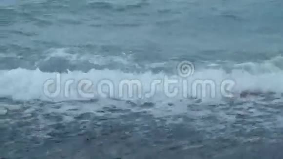小海浪和海岸视频的预览图