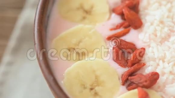 健康的冰沙早餐碗上面有枸杞和浆果视频的预览图