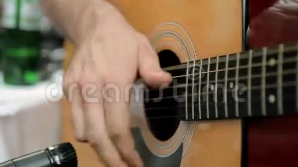 弹声吉他的人视频的预览图