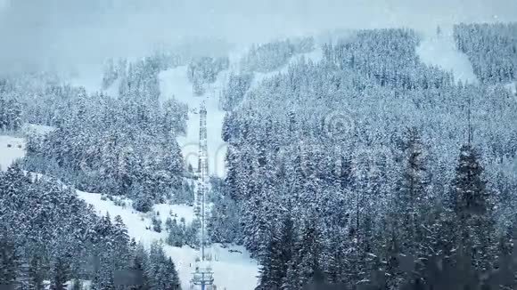 滑雪带着雪飘上山视频的预览图
