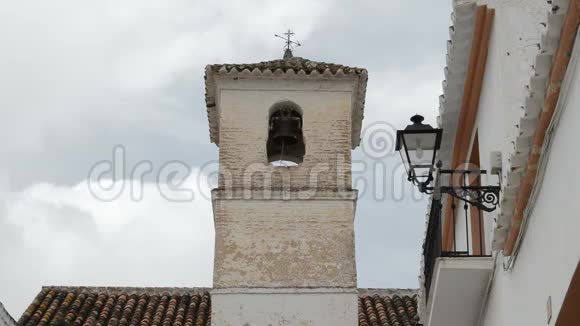 在西班牙戴马洛斯的一座阿拉伯尖塔上建造的基督教教堂的古钟塔视频的预览图