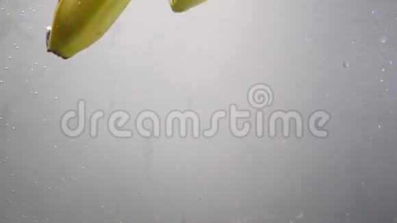 两根香蕉掉在水里灰色背景视频的预览图