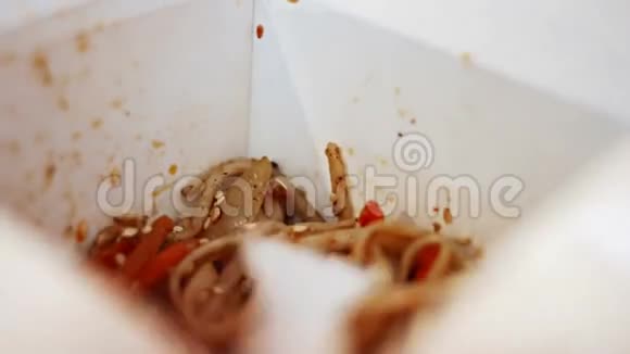 一包用叉子吃的熟方便面视频的预览图