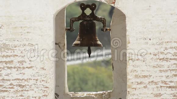 西班牙戴马洛斯一座古老基督教教堂钟楼上的旧钟视频的预览图