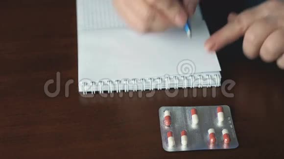 女人把药片从包装里推出来视频的预览图