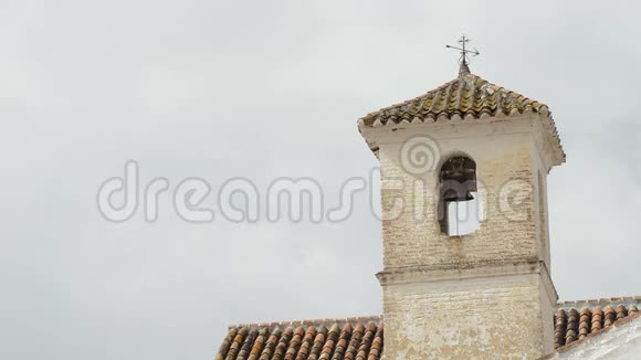 古老的基督教教堂钟楼建于西班牙戴马洛斯的阿拉伯尖塔上视频的预览图