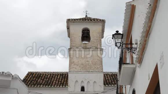 古老的基督教教堂钟楼建在西班牙戴马洛斯的阿拉伯尖塔上视频的预览图