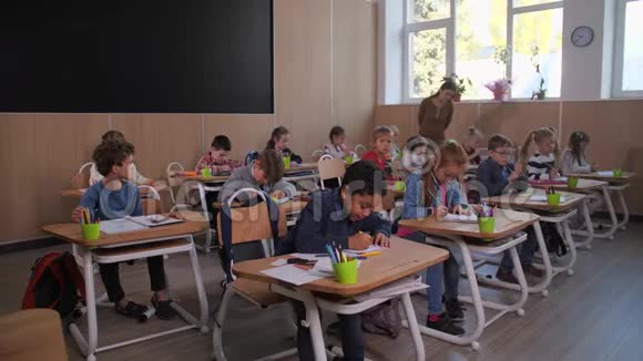 不同的孩子在学校上课视频的预览图