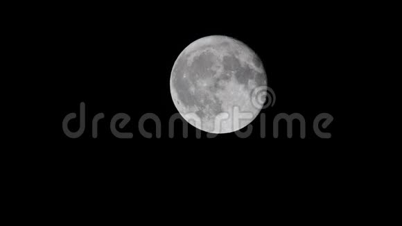 满月在夜空中移动视频的预览图