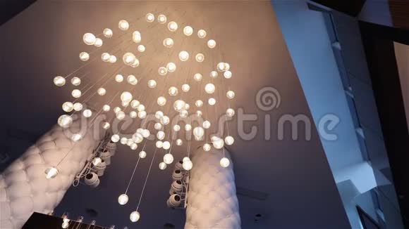 酒店或餐厅的大厅大厅的吊灯天花板上挂着吊灯创意现代室内视频的预览图