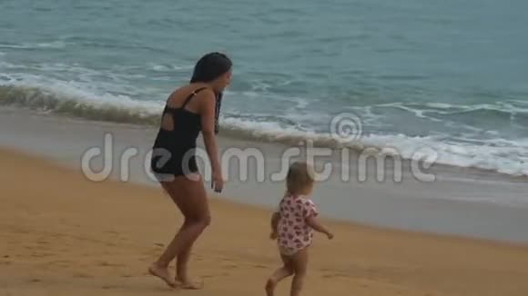 妈妈和女儿正在海滩上玩玩得很开心视频的预览图
