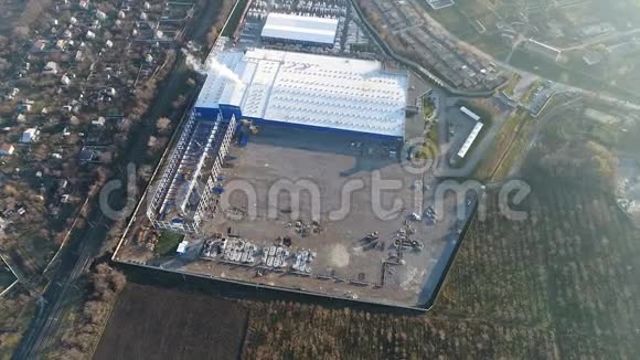 大型工业综合体的空中镜头厂房建设鸟瞰图4K视频的预览图