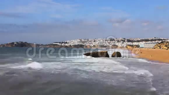 4阳光明媚的一天葡萄牙阿尔布菲拉海滩的K超高清时间推移视频的预览图