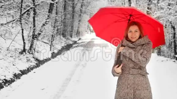 带着红色雨伞的女人视频的预览图