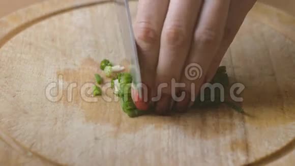 女孩用红指甲把洋葱切成薄片视频的预览图