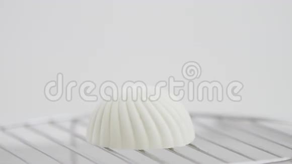 以贝壳形式的白色蛋糕视频的预览图