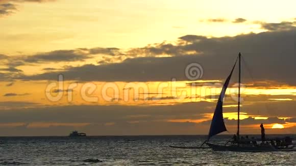 海洋美丽的自然背景长滩岛热带岛屿水下摄像机日落时的地平线上的帆船视频的预览图