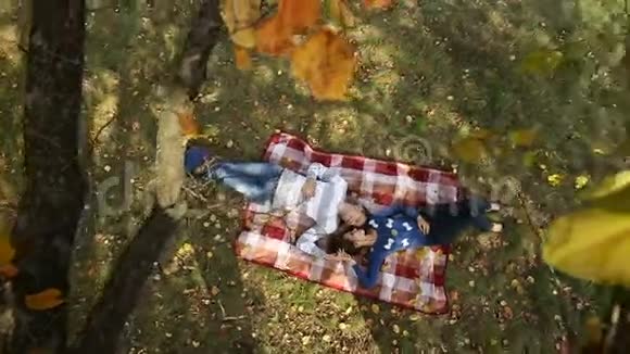 躺在秋树下的夫妇视频的预览图
