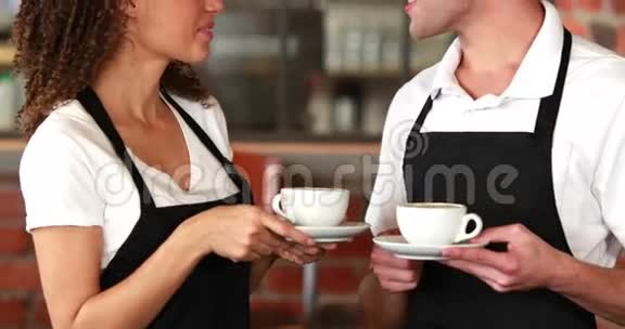 微笑的酒吧服务员递上一杯咖啡视频的预览图