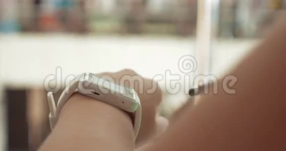 在城市街用智能手表的女人视频的预览图