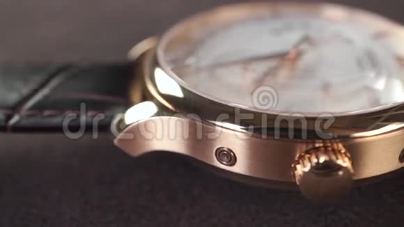 黄金瑞士制造手表宏观多利射击视频的预览图