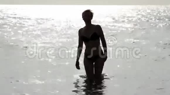 水中女孩的剪影视频的预览图