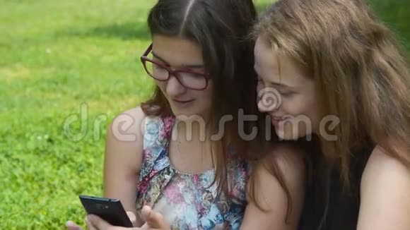 女孩用手机休闲视频的预览图