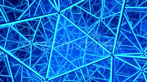 由玻璃三角电池制成的万花筒几何结构用明亮的蓝光照明视频的预览图