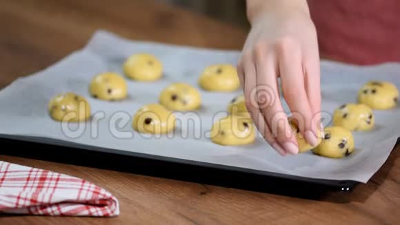 烤盘上的生饼干面团用羊皮纸视频的预览图