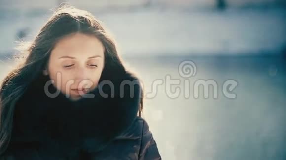 冬天快乐的浪漫女孩微笑的女人视频的预览图