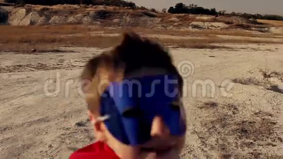 超级英雄男孩穿过山脉视频的预览图