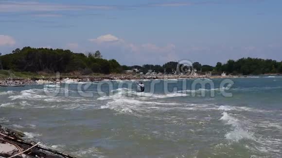 靠近海滩的风筝冲浪者视频的预览图