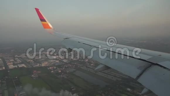 客机在曼谷机场降落视频的预览图