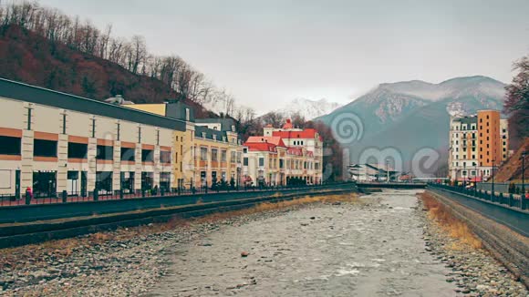 春天小山镇的一条主要街道有一条河把小山镇分成两部分索契罗扎哈托俄罗斯视频的预览图