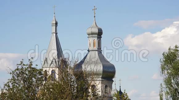 蓝天背景下的东正教教堂视频的预览图