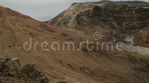 活跃火山的斜坡上的冰川Mutnovsky股票录像视频的预览图