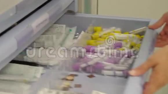 一位护士打开抽屉把医疗药品和药品都合上视频的预览图