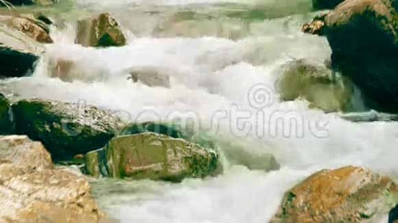 由鹅卵石制成的人工急流的小山河慢的变焦效果视频的预览图