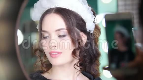 漂亮的黑发模特有婚礼发型和专业化妆视频的预览图