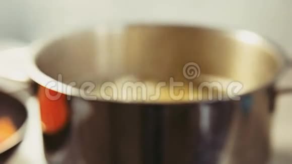 镜头靠近烹饪锅意大利面条在沸水和香料中烹饪视频的预览图